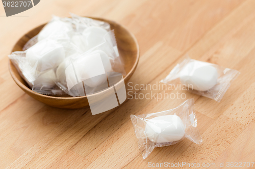 Image of Marshmallow in wooden bowl on wooden table