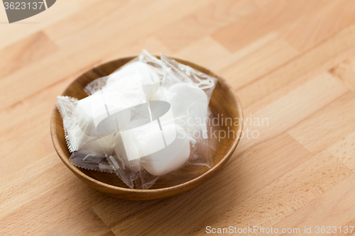 Image of Marshmallows in wooden dish