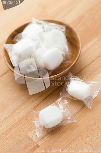 Image of Marshmallow in wooden bowl