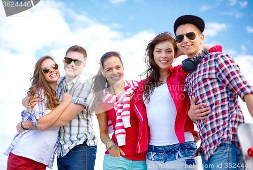 Image of group of smiling teenagers hanging out