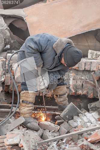 Image of Welder using cutting torch to cut a rail