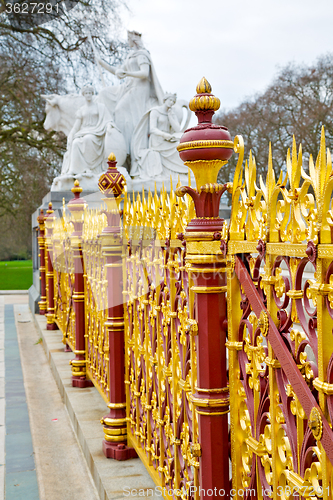 Image of albert monument in  kingdome and old construction