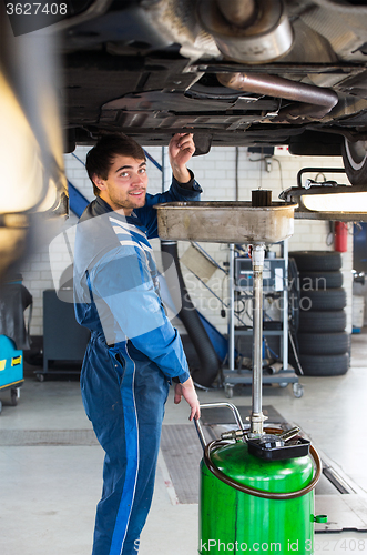 Image of Mechanic chaning the oil of a car