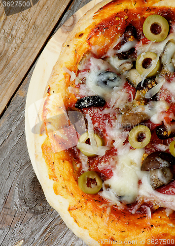 Image of Mushroom and Olives Pizza