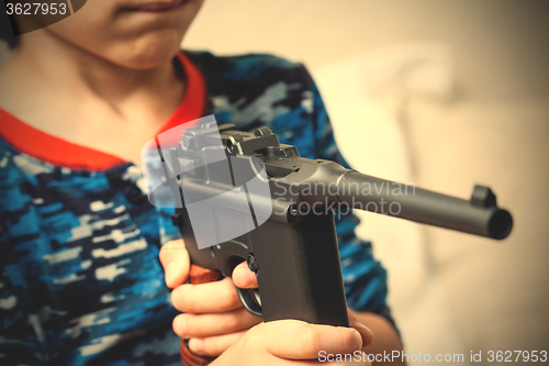 Image of boy with submachine gun Mauser