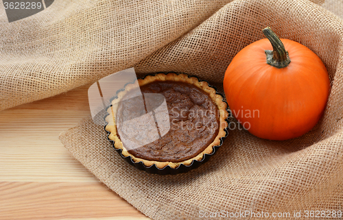 Image of Pumpkin pie and pumpkin in hessian