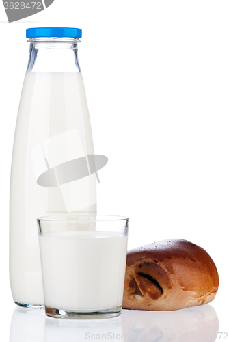 Image of Milk and bun with poppy seeds