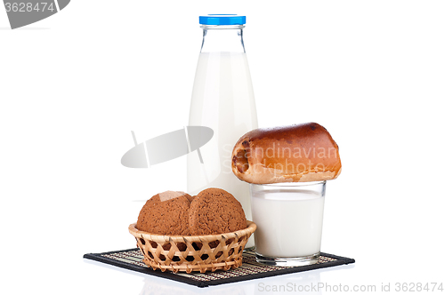 Image of Milk with oat cookies and bun