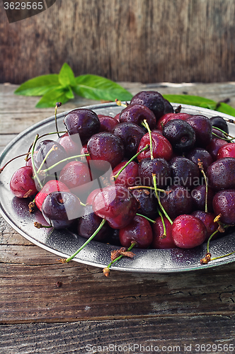 Image of pile of berries cherries