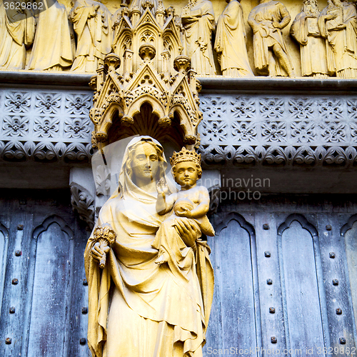 Image of marble and statue in old city of london england