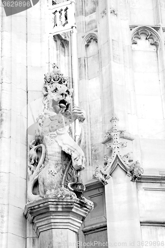 Image of marble and statue in old city of london england