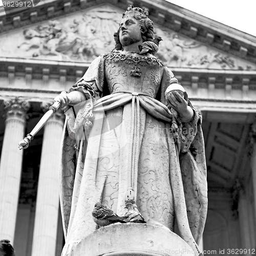 Image of marble and statue in old city of london england