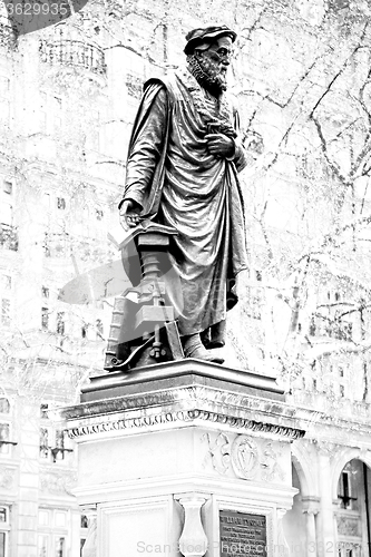 Image of marble and statue in old city of london england