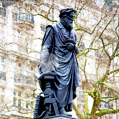 Image of marble and statue in old city of london england