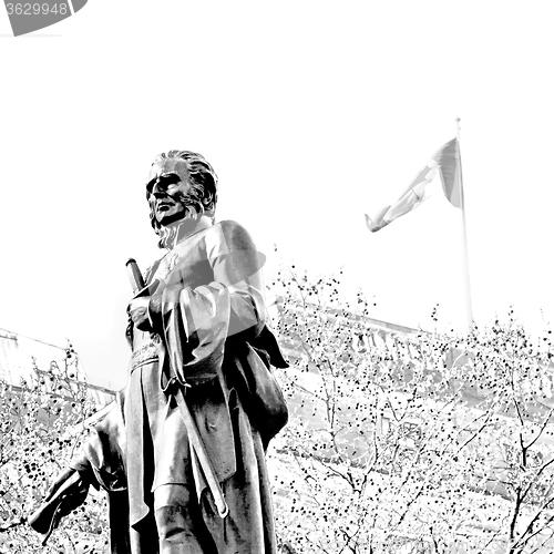 Image of marble and statue in old city of london england