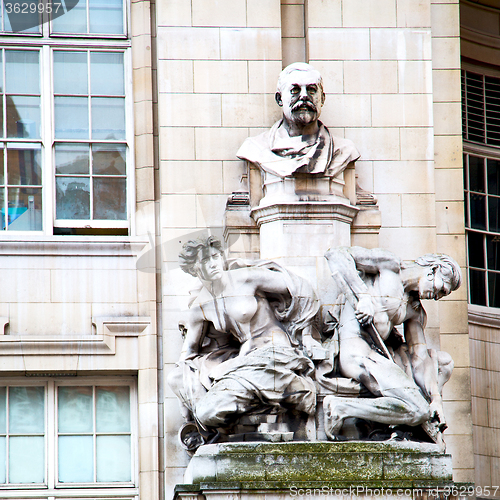 Image of marble and statue in old city of london england