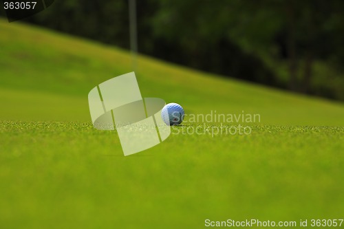 Image of One golf ball