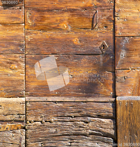 Image of varese  sumirago     rusty brass brown knocker   closed wood  