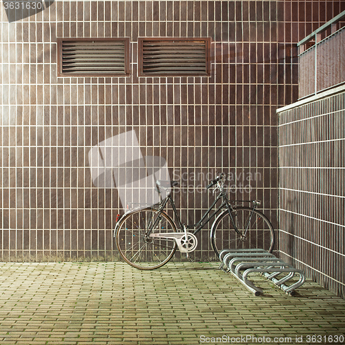 Image of vintage bicycle near the concrete wall