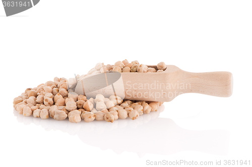 Image of Uncooked chickpeas and wooden scoop