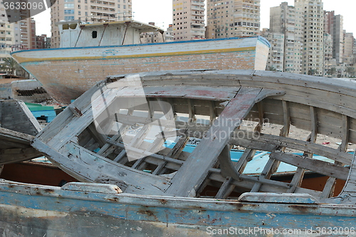 Image of skeleton of old wooden boat on beach_6168