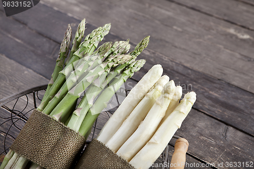 Image of green and white asparagus