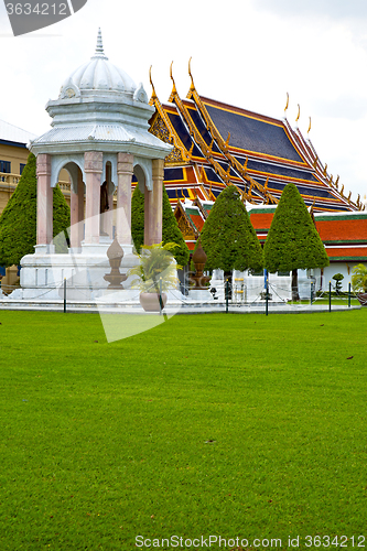 Image of  pavement gold    temple      bangkok  grass the temple 