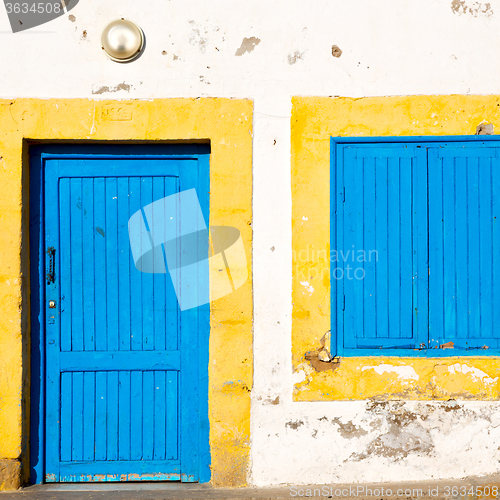 Image of old door in morocco   yellow window