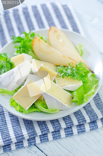 Image of salad with camembert and pears