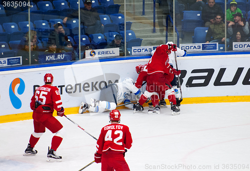 Image of N. Dawes (9) and I. Golovkov (52) fight