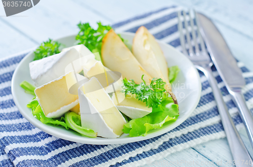 Image of salad with camembert and pears