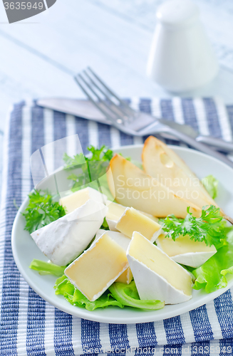 Image of salad with camembert and pears