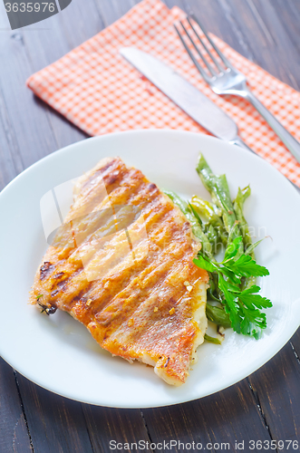 Image of fried fish with green beans