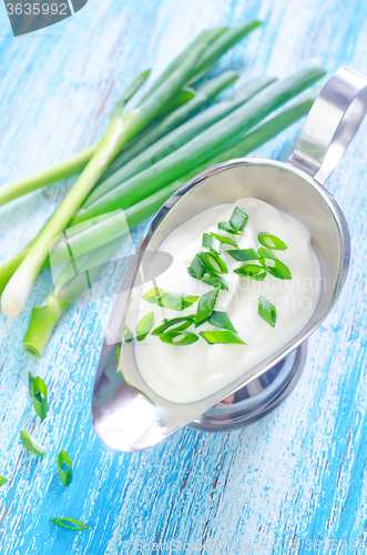 Image of sour cream with onion