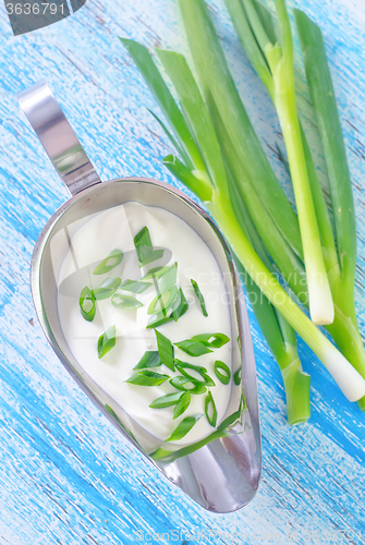 Image of sour cream with onion