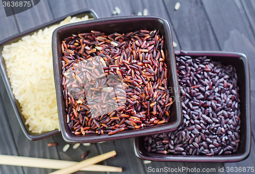 Image of raw rice in bowls