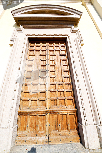 Image of old   door    in italy  