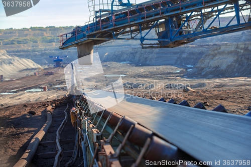 Image of Long conveyor belt transporting ore