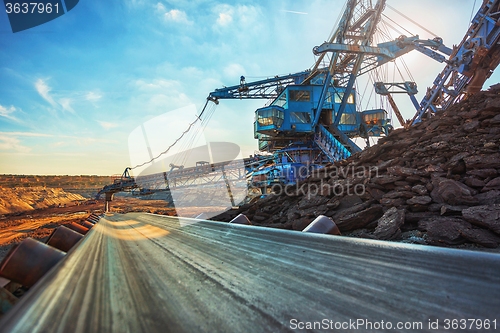 Image of Long conveyor belt transporting ore