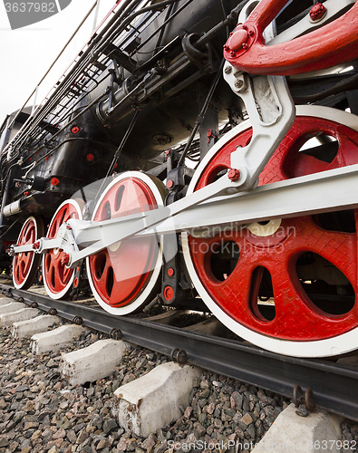 Image of wheels of the old train  