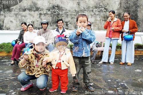 Image of Vietnamese family