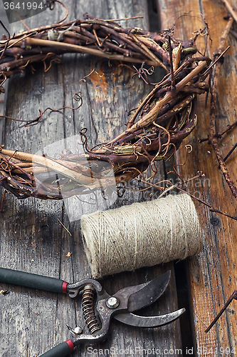 Image of Weaving wreath of vines