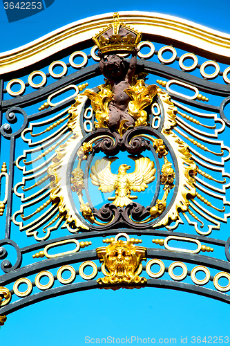 Image of in london  old metal gate  royal palace