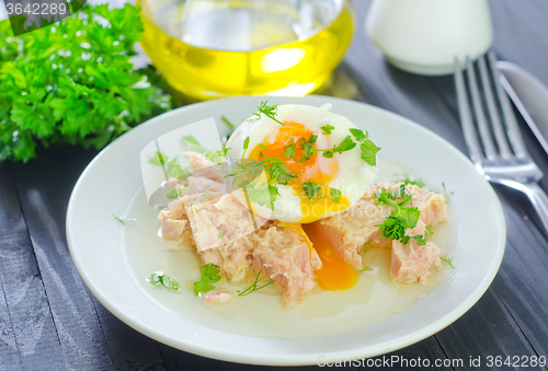 Image of salad with tuna and boiled egg