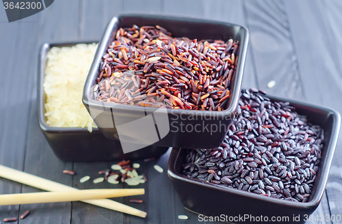 Image of raw rice in bowls