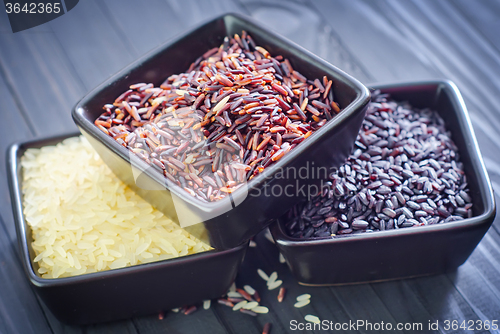 Image of raw rice in bowls