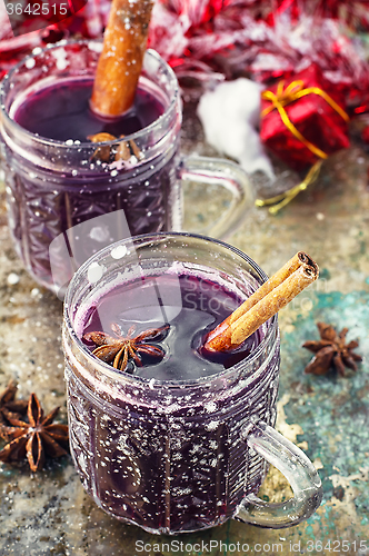 Image of glass of mulled wine and spices