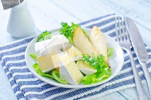 Image of salad with camembert and pears