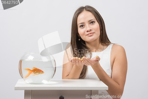 Image of She asks to fulfill the desire to have a goldfish in an aquarium