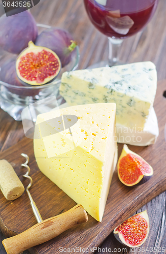 Image of cheese and figs